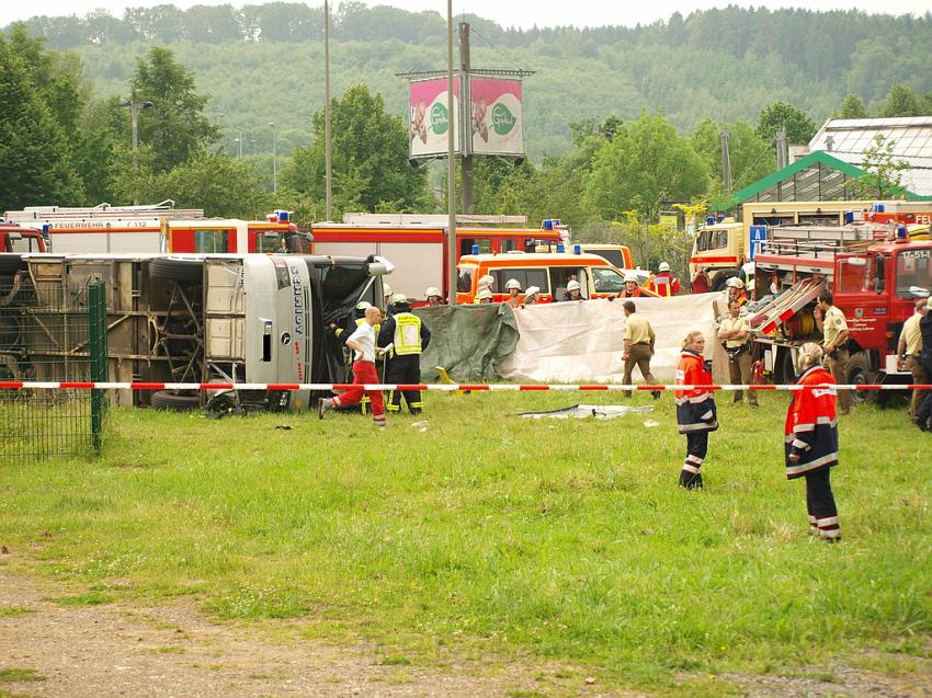 Schwerer Unfall mit Reisebus Lohmar Donrather Dreieck P259.JPG